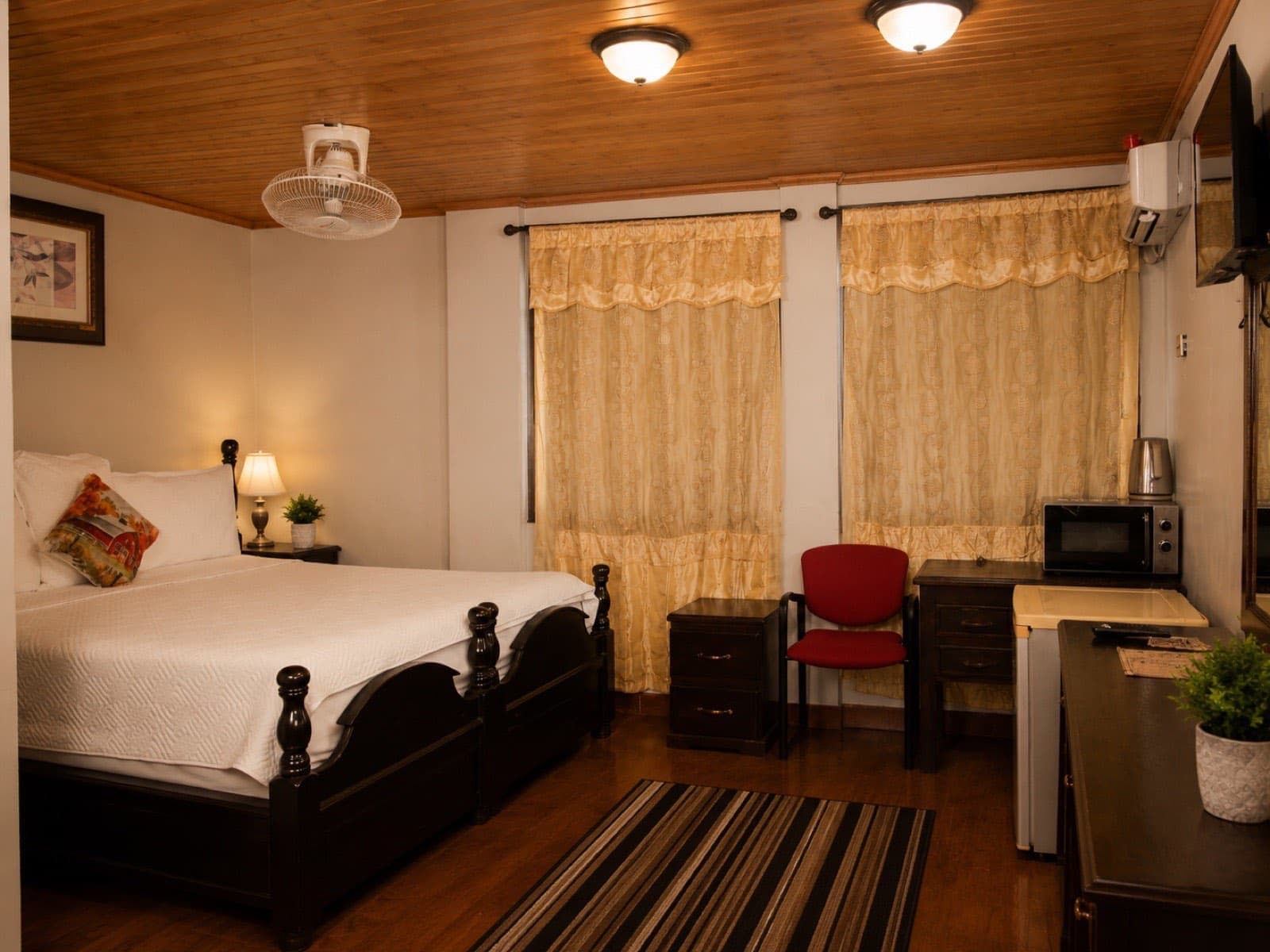 A calm single studio room at JC Guest House with a work desk